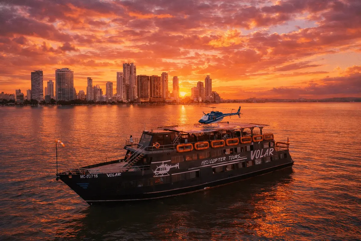Tour nocturno en barco por la bahía de Cartagena con luces panorámicas